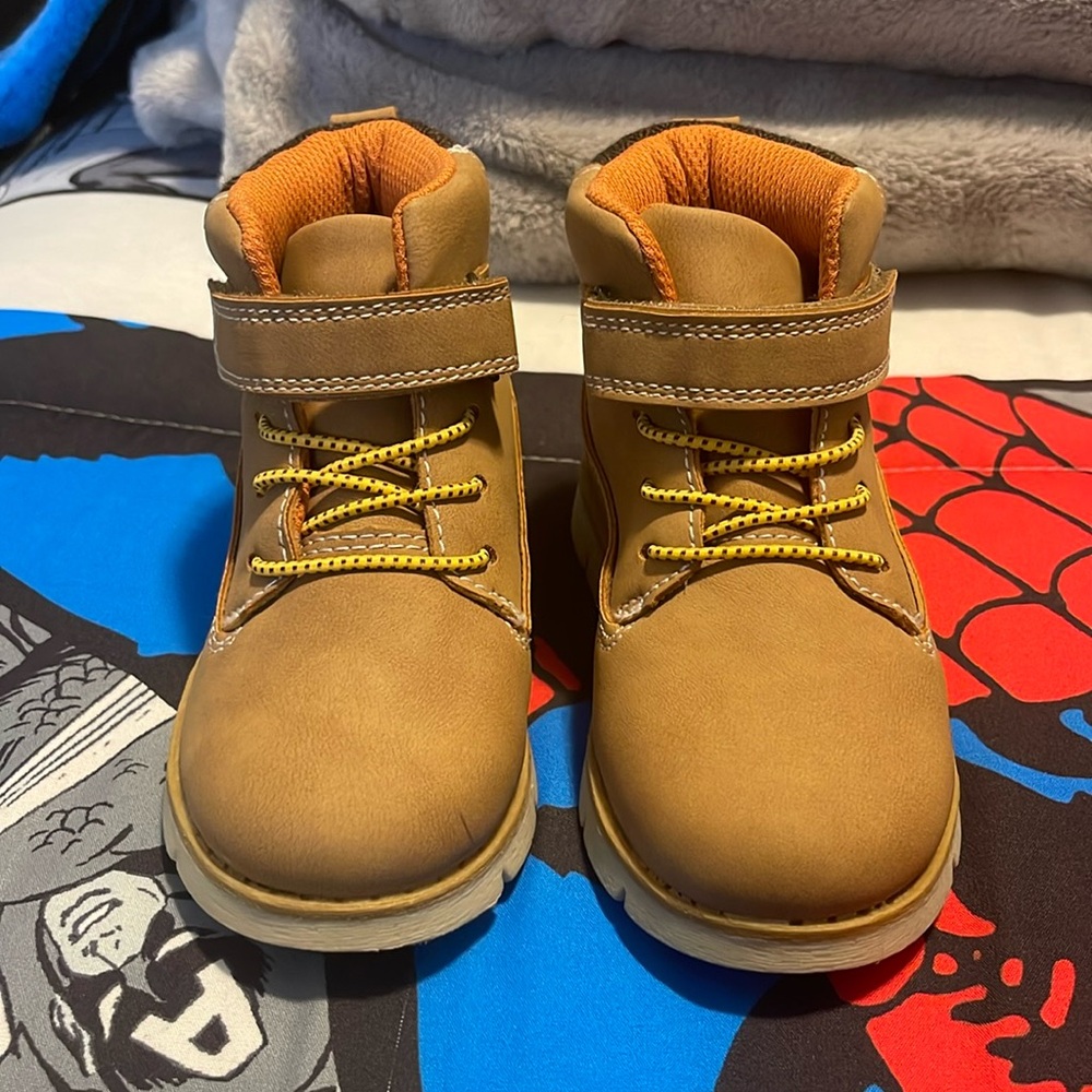 SOLD!!!!   Oshkosh B’gosh Jako Boot